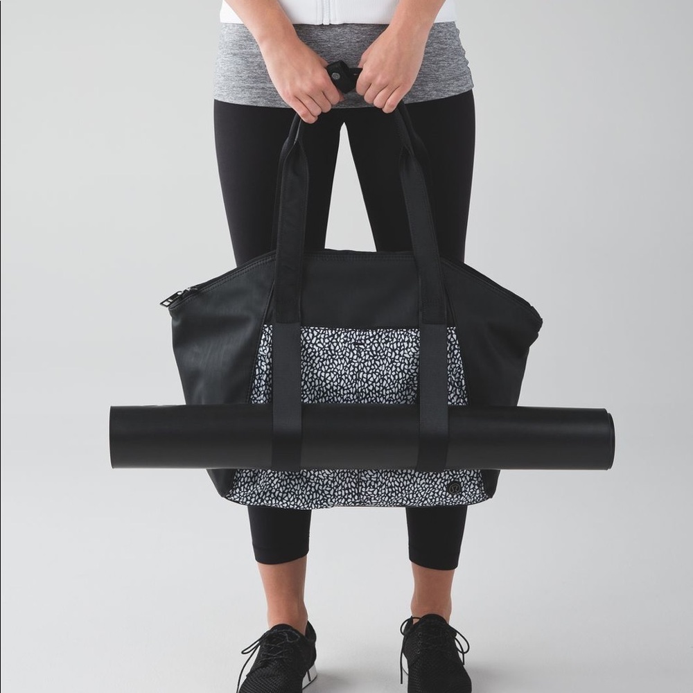 RARE HTF Pristine Lululemon Free To Be Bag in Miss Mosaic - Picture 3 of 15